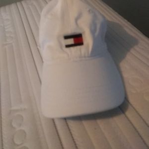 Tommy Hilfiger hat